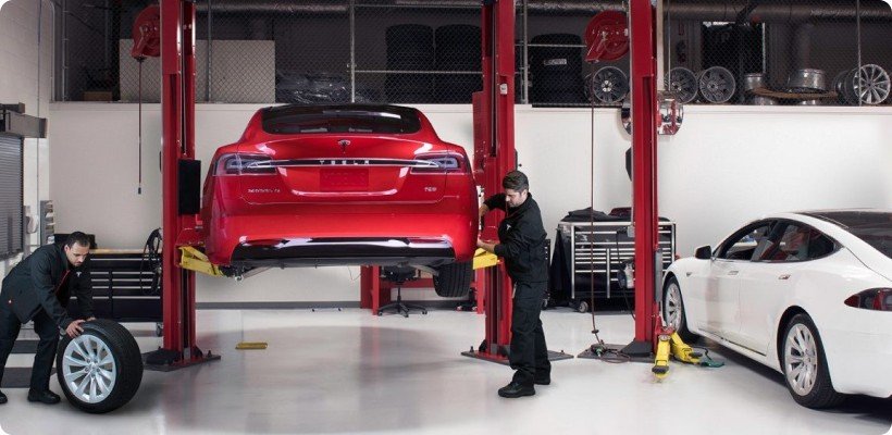 Красная Tesla Model S в сервисном центре