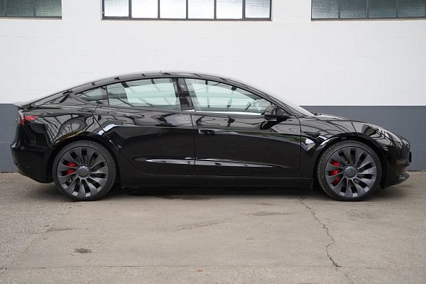 Черны Tesla Model 3 Performance 2023 года