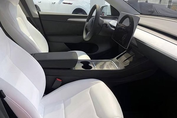 Белый Tesla Model Y Performance 2023 года