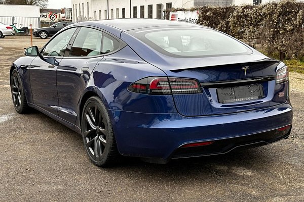 Синий Tesla Model S Plaid 2023 года