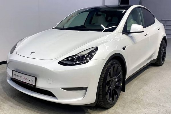Белый Tesla Model Y Performance 2023 года
