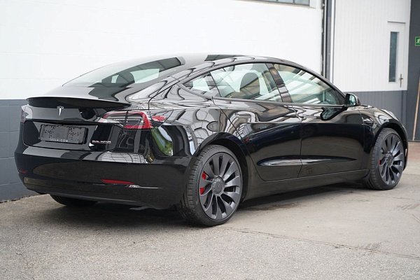 Черны Tesla Model 3 Performance 2023 года