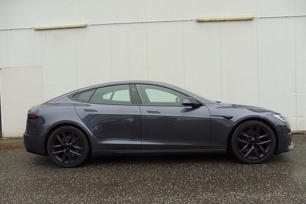 Серый Tesla Model S Long Range 2023 года