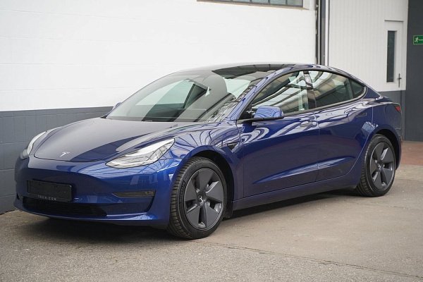 Синий Tesla Model 3 Long Range 2023 года