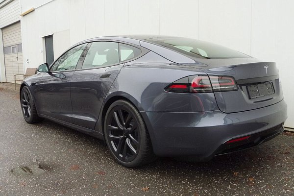 Серый Tesla Model S Long Range 2023 года