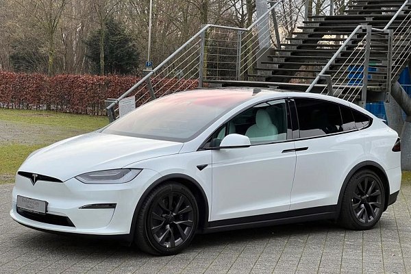 Белый Tesla Model X Long Range 2023 года