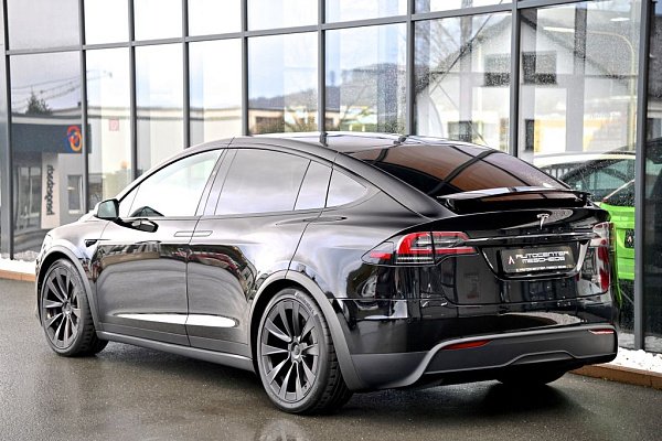 Черный Tesla Model X Plaid 2023 года