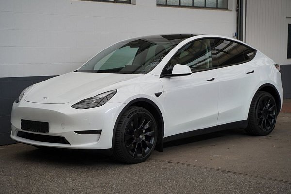 Белый Tesla Model Y Long Range 2023 года