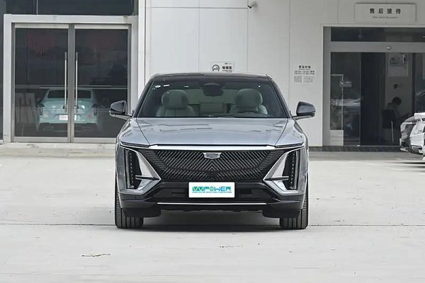 Серый Cadillac Lyriq 2023 года